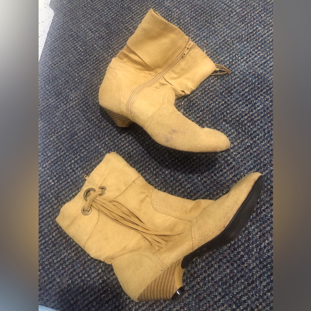 Size 8 Damika K straw coloured ankle boots with fringed detail and zipper